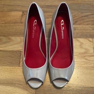 8.5 Women’s Tan Wedges with exposed toe.